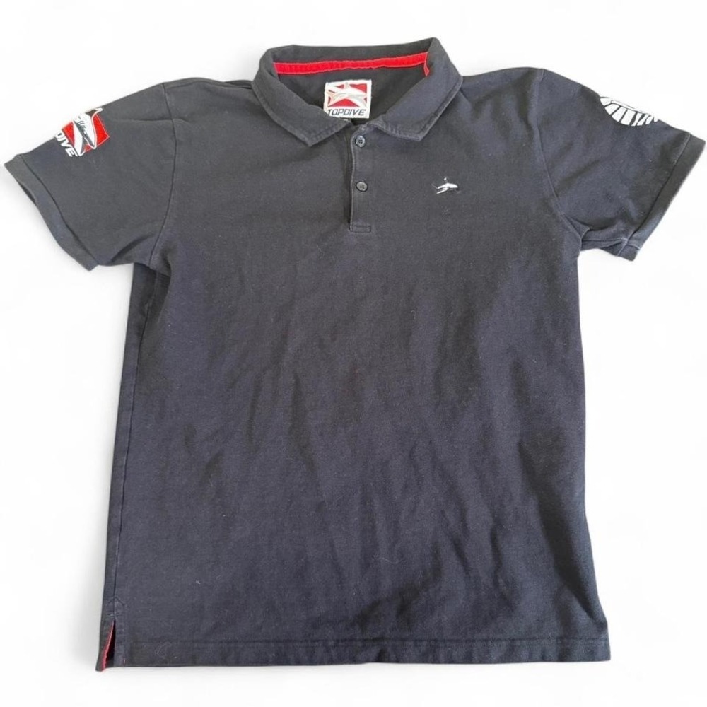Top Dive black polo shirt with red accents‎